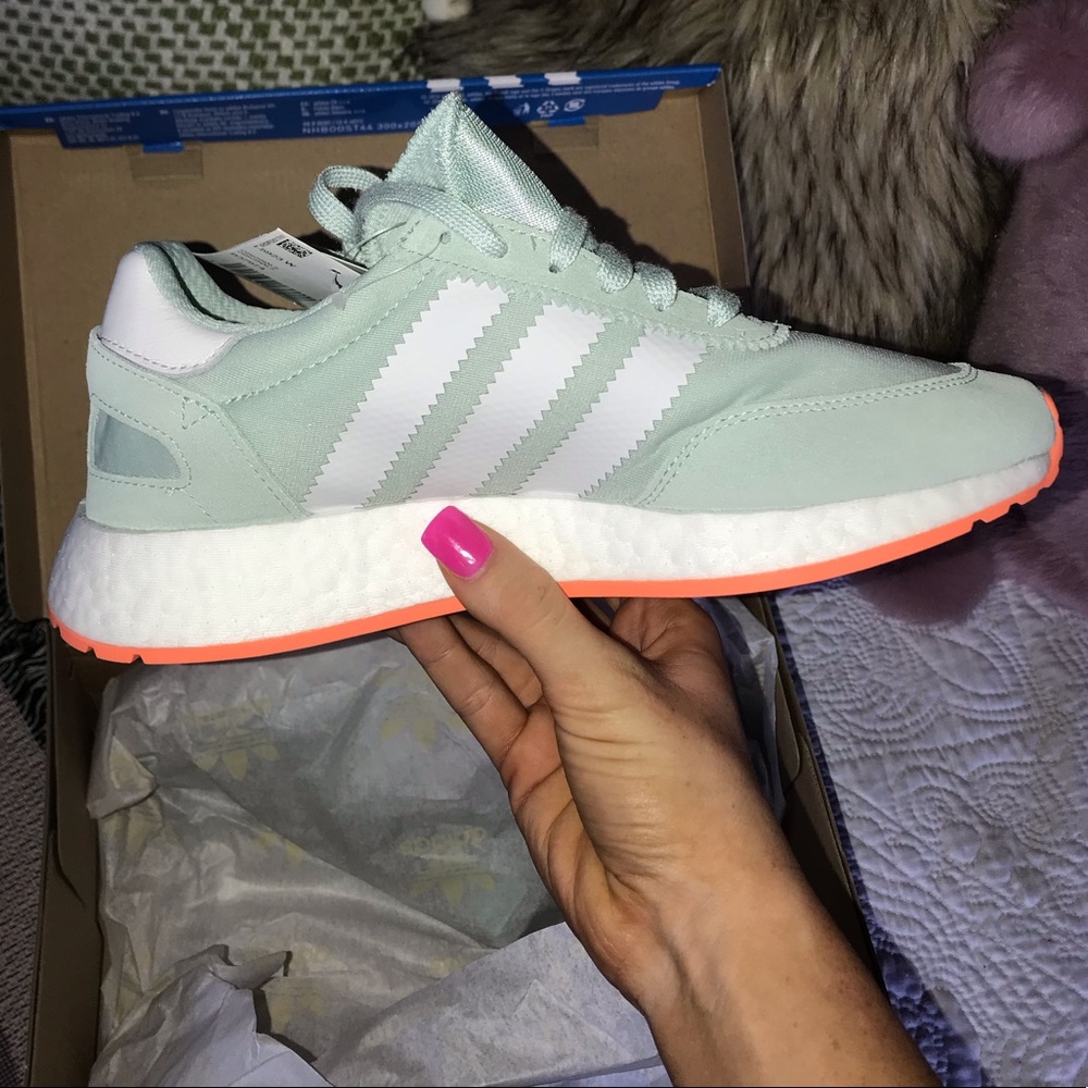 Women’s Adidas Shoes I-5923